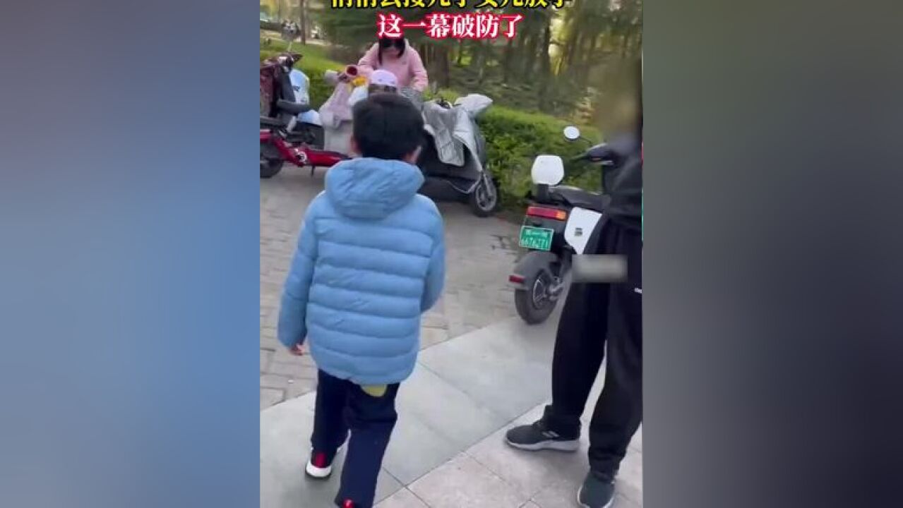 边防军人时隔十个月休假回家,悄悄去接儿子女儿放学,这一幕破防了!