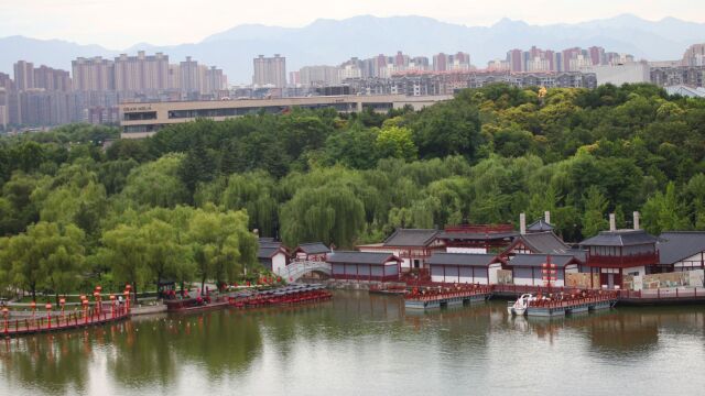 大唐芙蓉园里看湖光山色:秦岭终南山清晰可见,芙蓉湖碧波荡漾