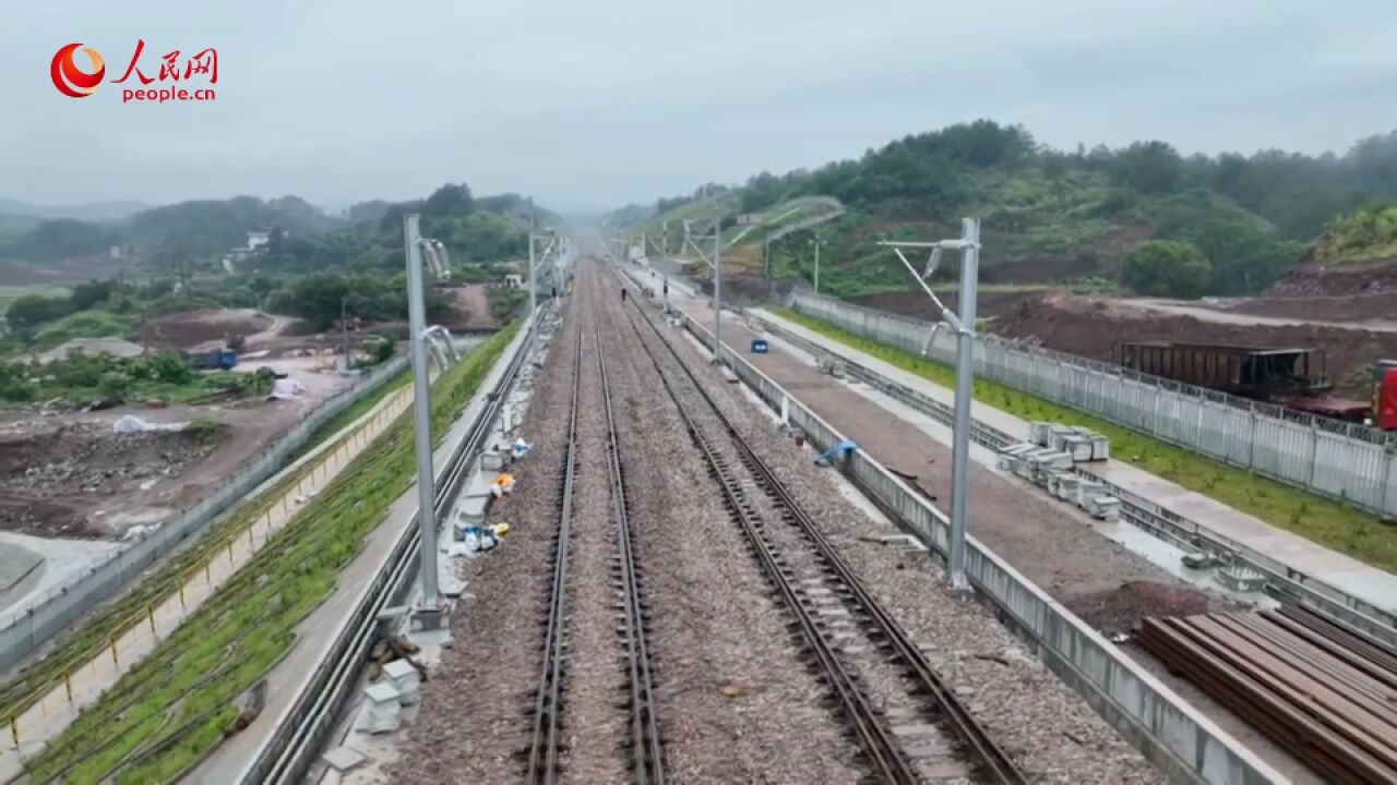 连接福建龙岩和广东龙川的龙龙高铁福建段全线铺轨贯通