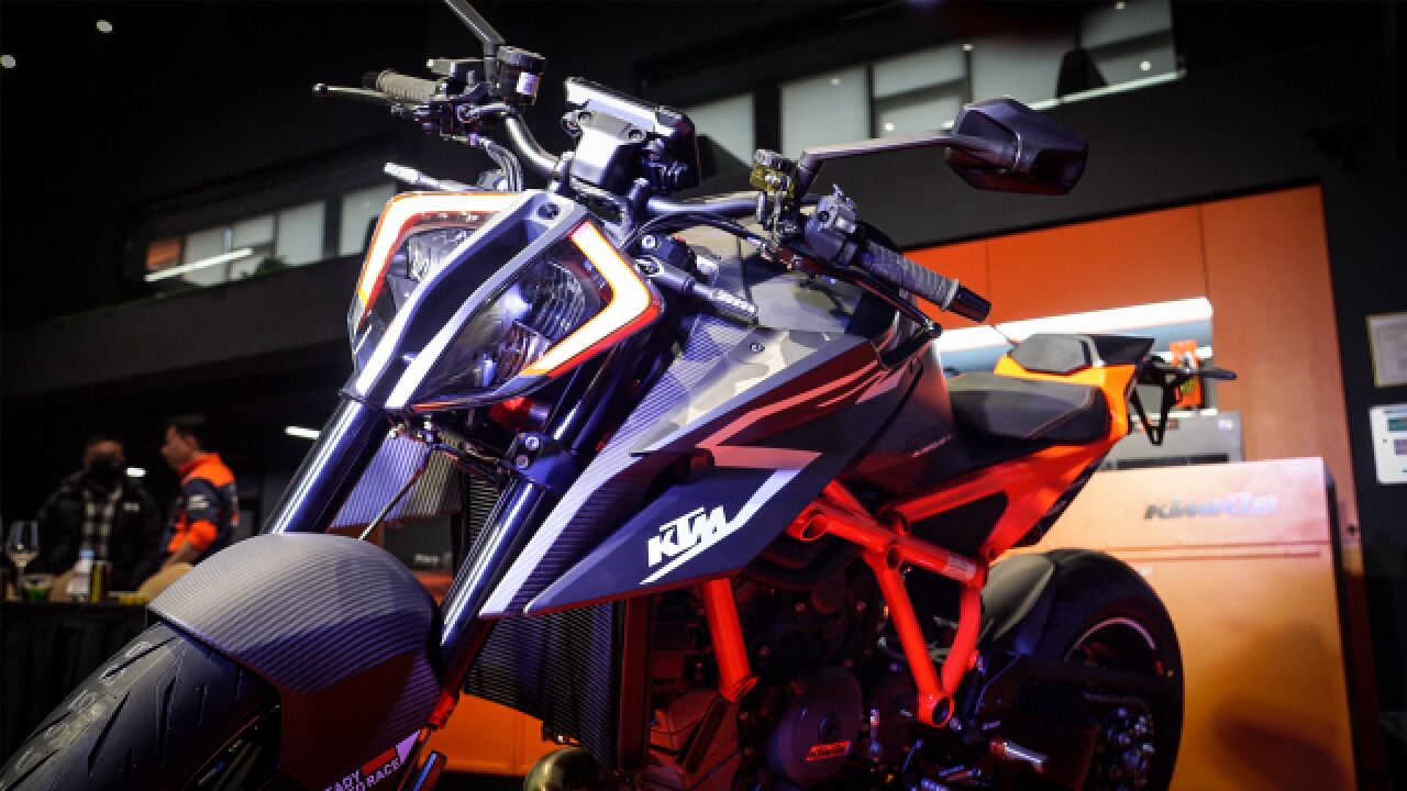 KTM真猛兽出笼!KTM 1290 SUPER DUKE RR实拍|照摩镜