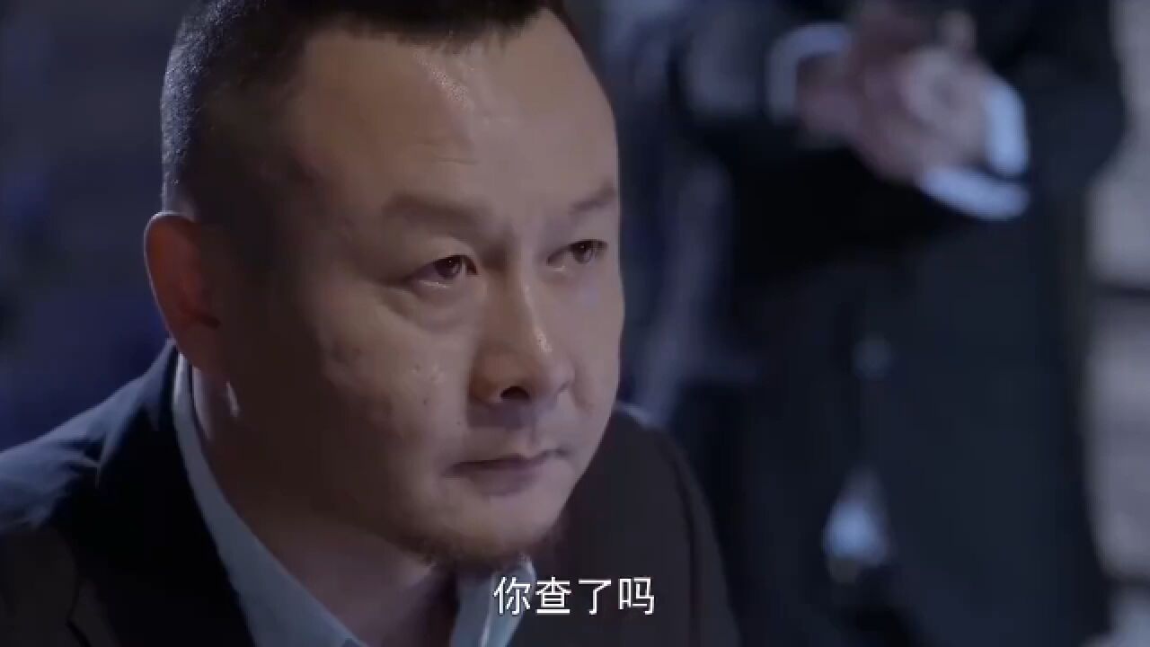 卧底与毒贩交易被包围,卧底一眼就看出警察是假的,好看了