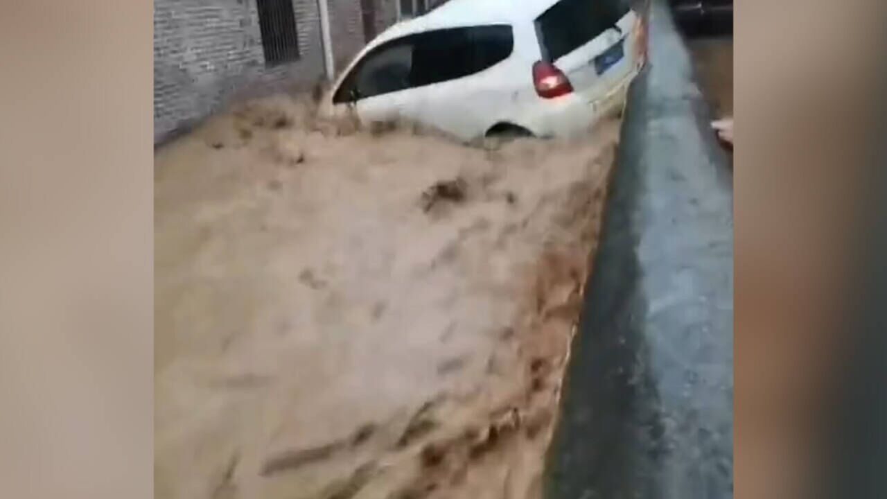 肇庆多个村镇街区暴雨后内涝严重,现场有汽车和电动车被冲走