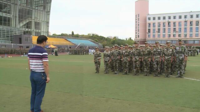 高校老师自己带新生军训:曾是一名教官,有军人情结