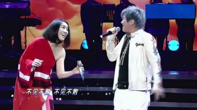 那英和孙楠同台演唱《不见不散》,二人实力的演唱,好听极了