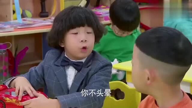 大头儿子帮幼儿园老师翻黑板,背面的白板有图?大头讲了个故事!