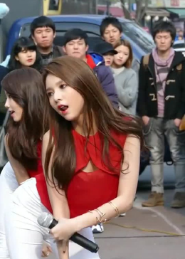 美女跳魔性神曲舞蹈，超级可爱，一掀裙子全场震惊