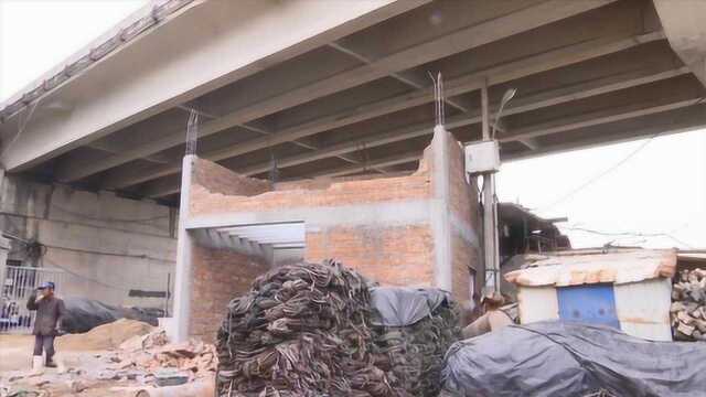 连江一村民私占省道公路桥下空间,建起两层小楼