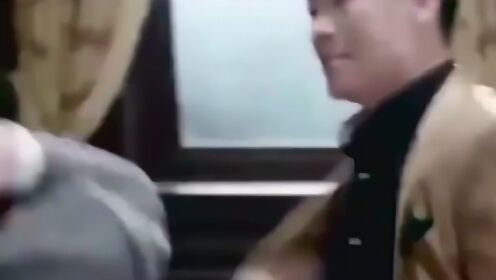 【腾讯视频】 黑老大强迫美女脱衣，大喊救命，小伙冲上楼当即一枪
