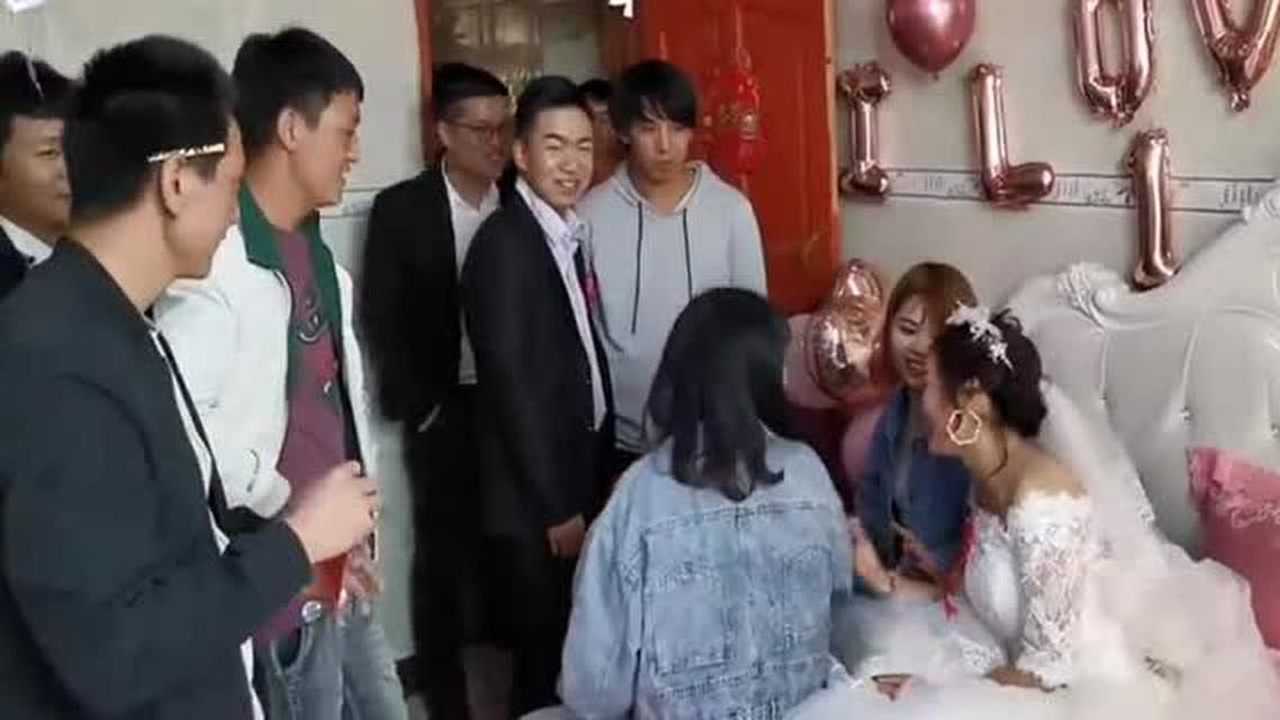 农村小伙结婚这样的闹婚房你们见过吗