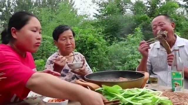 胖妹买了5斤牛排做火锅,荤菜素材全往锅里到,看着像猪食