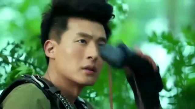 小伙在深山用望远镜看风景,乍一看风景很美,再一看不知所措