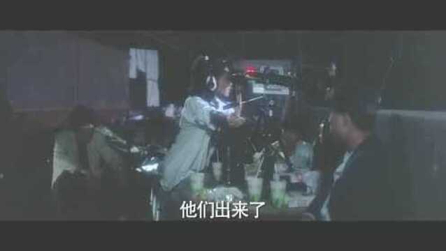 美女警察为了掩护自己,跟搭档神配合:便宜你了