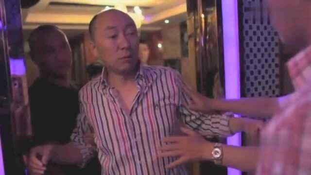 各个击破:夜店工作的女郎下场真惨,一个不配合,就被客人揍!