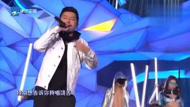 王以太跨年演唱《目不转睛》,歌声时柔时豪迈,真是太好听了