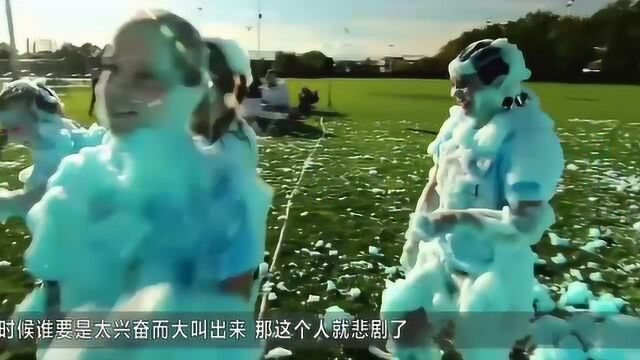 这种体验谁不爱?外国人在泡沫里滑翔,看着都刺激!