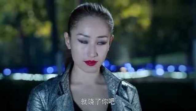 年轻后妈容颜极好,小伙跟踪后妈才发现她永葆年轻的秘密!