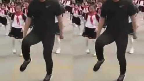 广场舞校长带领全校师生跳舞 - 腾讯视频