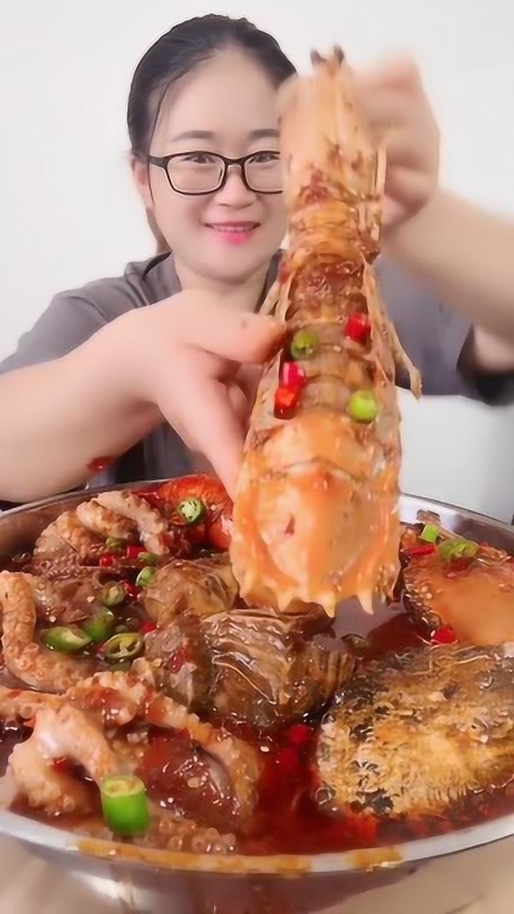 海鲜吃播:山东妹子直播吃超大皮皮虾,吃起来超香