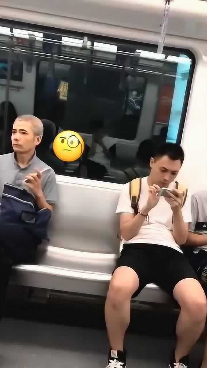 地铁上遇见的大叔颜值这么高小伙直接无地自容