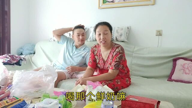 媳妇要喝鲜牛奶,老公说啥也不愿意!说出鲜奶的经历,两口子大笑