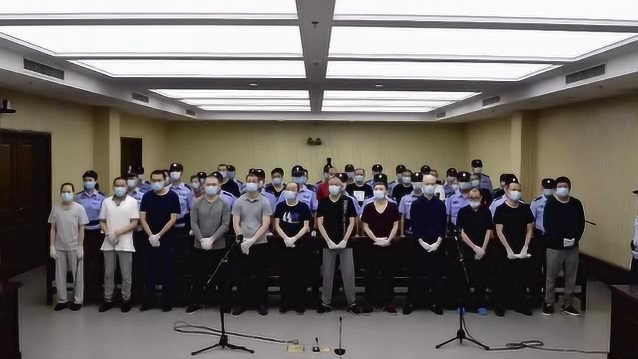 天津公开审理一起全国扫黑办挂牌督办案件颜锦等34人受审