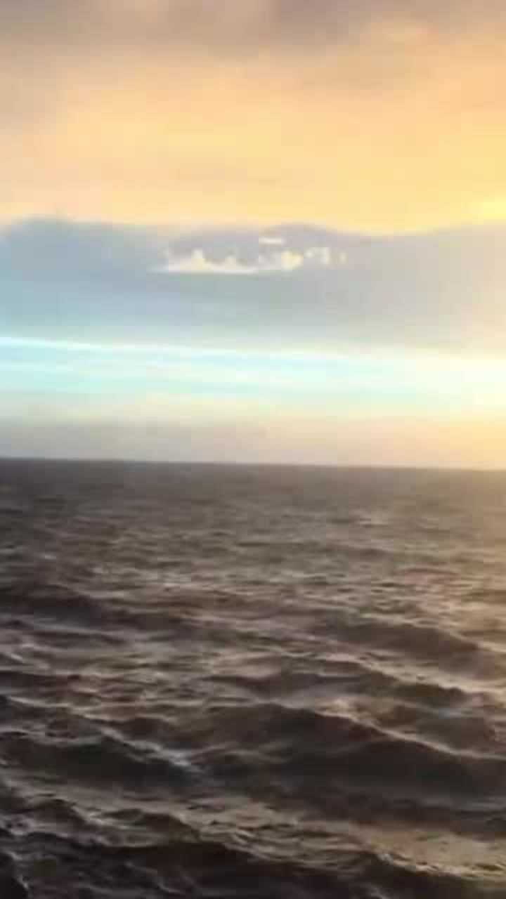 恐怖的黑海让人有一种窒息的感觉深海恐惧症者勿进