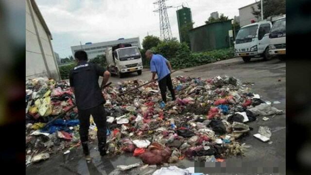 环卫工烈日下翻8吨垃圾找录取通知书,通知书丢了还能去学校报到吗