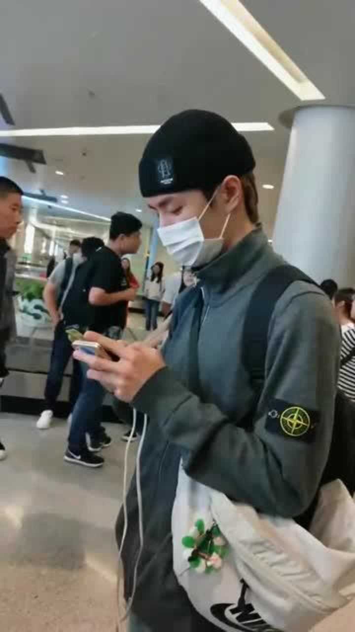 机场偶遇王一博没想到他也是个严重的低头族手机控