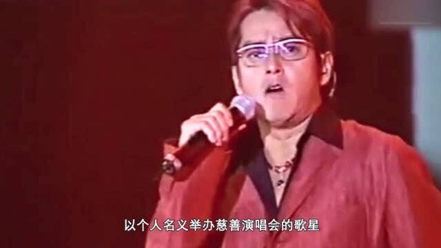 谭咏麟是香港唯一的天皇巨星,办800场演唱会,如今是一代经典