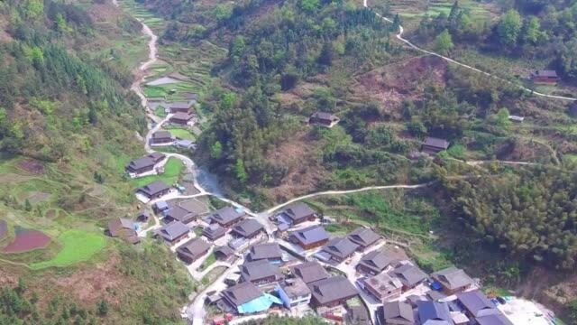 此村庄四条大龙脉守卫,形成群山跪拜之势,顶级的家居风水宝地