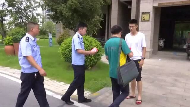 视频 | 警察送录取通知书上门,同时送上一封“内容很重要”的信,一遍遍叮咛嘱咐