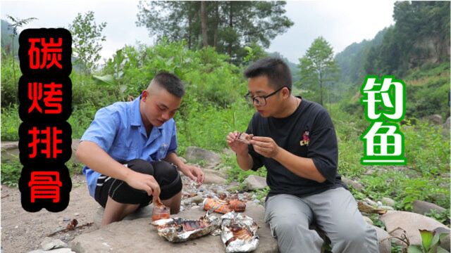 天气真凉快,去河边烤2扇大排骨!金黄焦香肉太嫩了