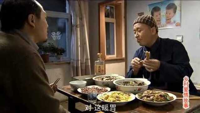 广坤请郭二吃饭,小鸡炖蘑菇挺带劲,郭二上来就先啃个鸡爪子