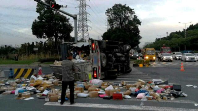 货厢断裂快递撒落一地,交通协管员:化妆品的玻璃瓶都烂掉了