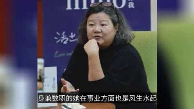 陈凯歌59岁前妻曝旧照,超模气质长裙露肩,如今身材走样认不出