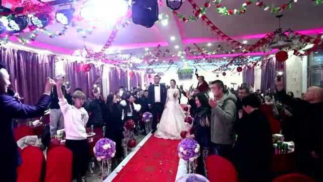 辽宁一帅哥结婚,婚礼好热闹,配上这首歌曲好喜庆