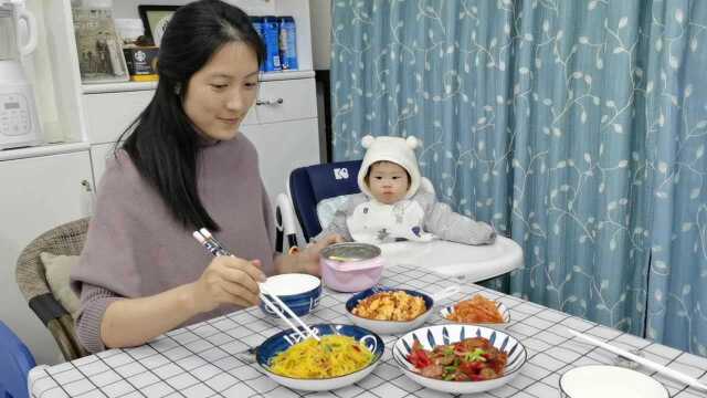 雪雪姗姗的成长日记,今天吃家常小炒辣椒红肠,黄焖土豆丝,番茄炒蛋