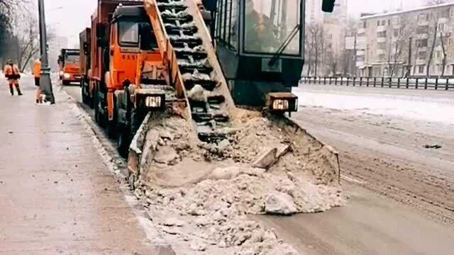 新上市的除雪机太方便了,工作效率提高了好多倍,以后扫雪再也不用人工了!