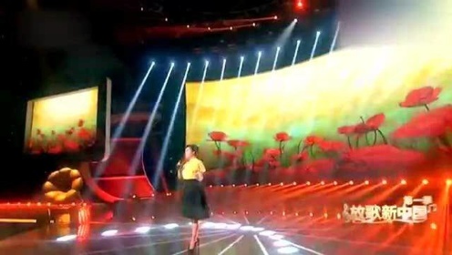 歌手王莉央视献唱《我们的田野》，人美景美歌动听，开嗓不输原唱