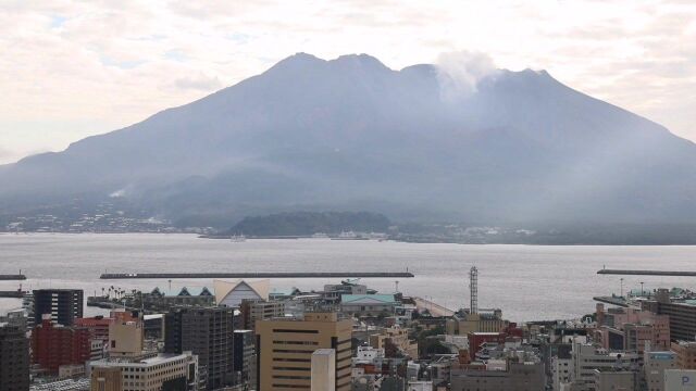 樱岛是位于日本九州南部鹿儿岛湾内的一座活火山岛,距鹿儿岛市区仅4公里,火山口每日不断变幻的烟雾是鹿儿岛的美丽风景.