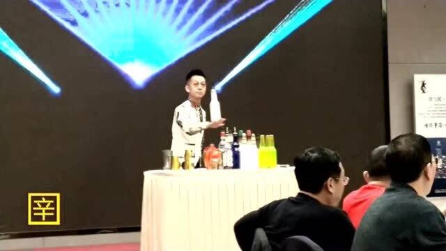 董酒答谢会现场精彩的背景音乐下调酒师表演花式抛瓶