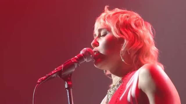 麦粒Miley Cyrus手术后恢复状态不错!来听刚出炉的现场表演合辑!