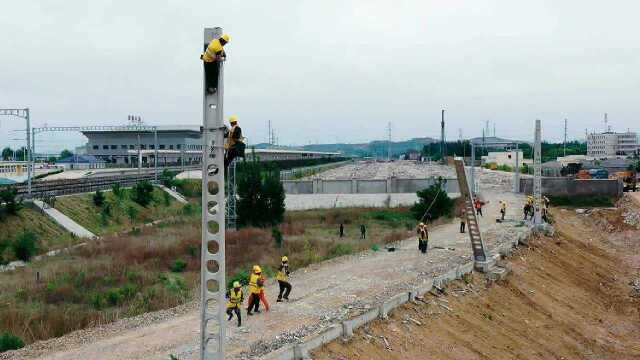 记录潍烟高铁建设龙口市站改造施工中,工人们爬上爬下,丝毫不畏惧!