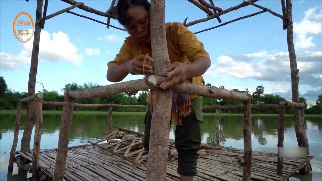 只有简单工具,用木头和竹子搭建一座“水上凉亭”