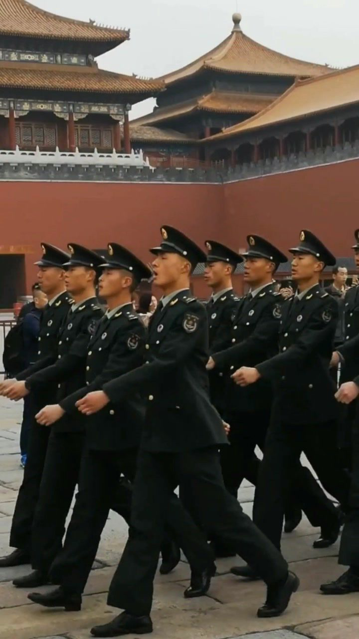 苏苏袁晋爽第二排最边上是曾嵘和朱一苘最近很少见朱一苘了有些想他了