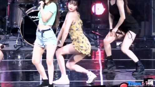 韩国性感女团，身穿修身连衣裙在舞台跳着性感火辣的舞姿！