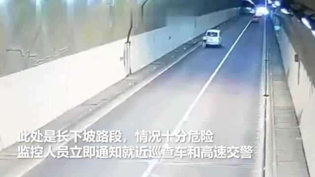 监控:一面包车隧道熄火,司机下车推车,没有立警示标志,太危险了!