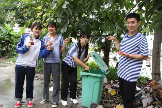 小伙伴们骗田田在垃圾桶里捡到零食,没想田田竟然当真了,真搞笑