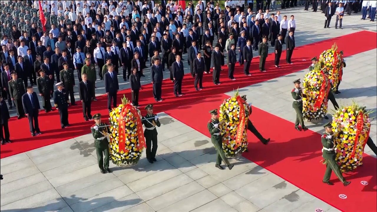 鲜花献英雄!烈士纪念日武警官兵与社会各界缅怀革命先烈