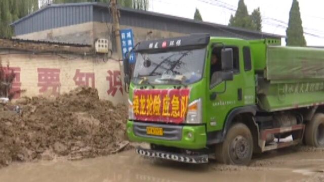 县应急管理局助力荆平村开展清淤工作